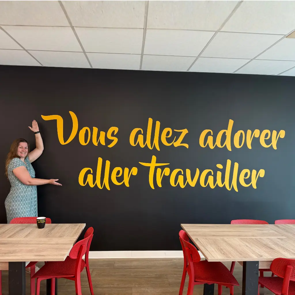 Virginie Roublique montrant la phrase "vous allez adorer aller travailler" pour illustrer l'efficacité professionnelle