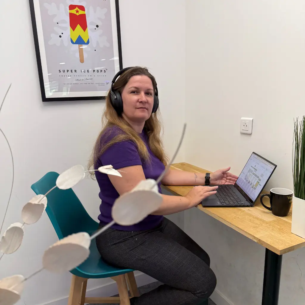 Virginie Roublique préparant une formation à Microsoft 365